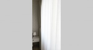 Pôvodne jednoduchá biela spálňa zútulnela dodekorovaním stien a okien.